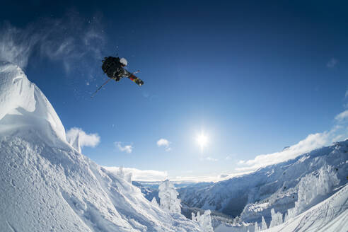 Mann beim Skifahren im Hinterland des Mt. Baker, Washington - CAVF76709