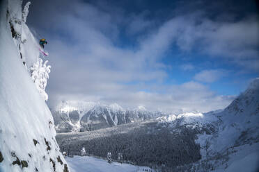 Mann beim Skifahren im Hinterland des Mt. Baker, Washington - CAVF76711