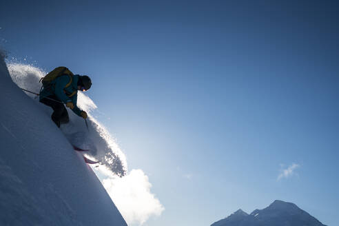 Mann beim Skifahren im Hinterland des Mt. Baker, Washington - CAVF76712