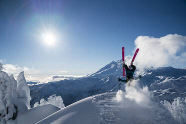 Mann beim Skifahren im Hinterland des Mt. Baker, Washington - CAVF76713