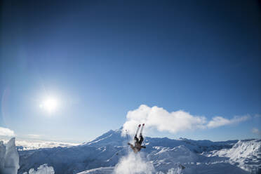 Mann beim Skifahren im Hinterland des Mt. Baker, Washington - CAVF76714