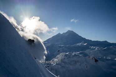 Mann beim Skifahren im Hinterland des Mt. Baker, Washington - CAVF76716