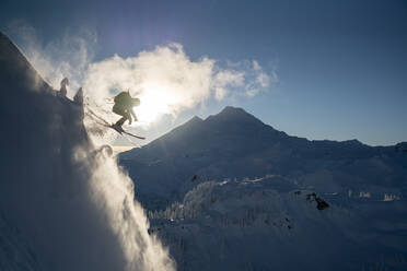 Mann beim Skifahren im Hinterland des Mt. Baker, Washington - CAVF76719