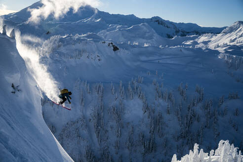 Mann beim Skifahren im Hinterland des Mt. Baker, Washington - CAVF76720