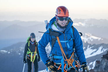 Ein Porträt einer Bergsteigerin, die sich auf ihre nächsten Schritte konzentriert - CAVF76733