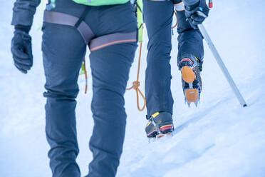 Zwei Athleten wandern auf einem Gletscher auf dem Mt. Baker von der Hüfte abwärts - CAVF76742