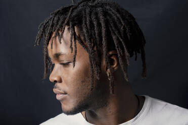 Studio Shoot des afrikanischen Models mit Dreadlock - CAVF76767