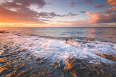 Morgendliche Meereslandschaft am Strand von St. Andreas in der Nähe von Ierapetre, Kreta. - CAVF76867