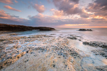 Abendliche Meereslandschaft am Strand von Atherina in der Nähe des Dorfes Goudouras, Kreta - CAVF76868