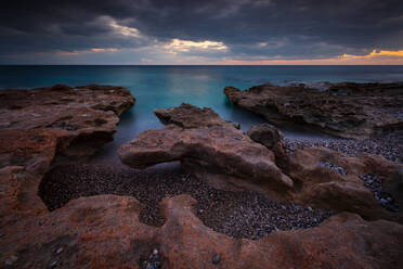 Abendliche Meereslandschaft am Strand von Atherina in der Nähe des Dorfes Goudouras, Kreta - CAVF76870