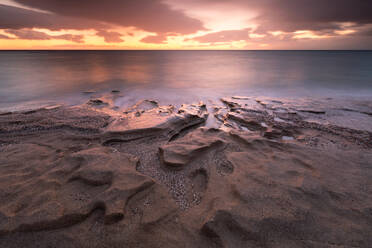 Sandsteinfelsen an einem Strand in der Nähe des Dorfes Goudouras, Kreta. - CAVF76875