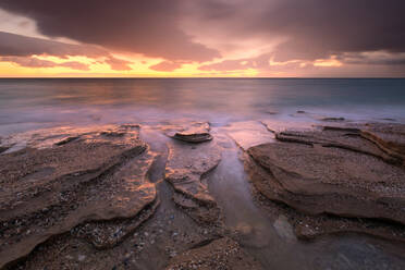 Sandsteinfelsen an einem Strand in der Nähe des Dorfes Goudouras, Kreta. - CAVF76880