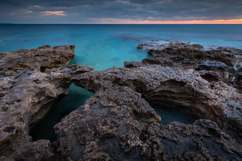 Abendliche Meereslandschaft am Strand von Atherina in der Nähe des Dorfes Goudouras, Kreta - CAVF76882