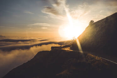 Aufnahme des Highway 101 bei Sonnenuntergang über den Wolken - CAVF76965