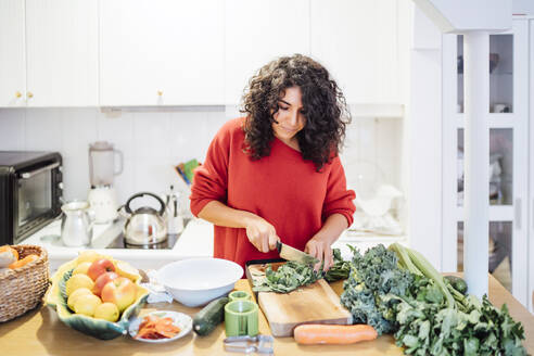 Brünette Frau macht einen gesunden grünen Salat. - CAVF76972