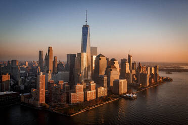 Sonnenuntergang über dem Freedom Tower und dem Financial District von New York City. - CAVF77015