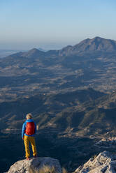 Eine Frau beim Wandern im Hochland, Costa Blanca, Berg El Divino. - CAVF77023