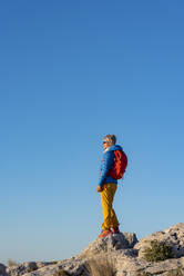 Eine Frau beim Wandern im Hochland, Berg El Divino, Costa Blanca - CAVF77029