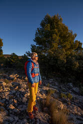 Eine Frau beim Wandern im Hochland, Berg El Divino, Costa Blanca - CAVF77031