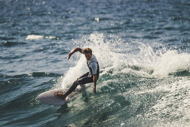 Teenager beim Surfen im Meer - SIPF02136