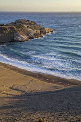 Strand von Agios Pavlos mit Sonnenschirmen, Kreta, Griechenland - MAMF01259