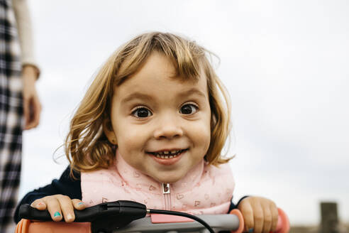 Porträt eines kleinen Mädchens mit Balance-Fahrrad - JRFF04139
