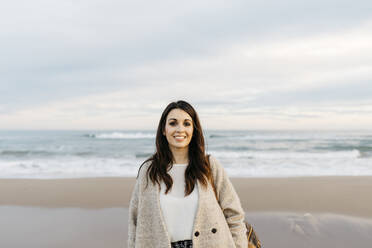 Porträt einer jungen Frau an einem abgelegenen Strand bei Sonnenuntergang - JRFF04178