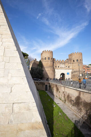 Italien, Rom, Pyramide des Cestius mit Porta San Paolo im Hintergrund, lizenzfreies Stockfoto