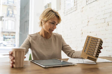 Reife Frau arbeitet am Schreibtisch in einem Architekturbüro - AFVF05628