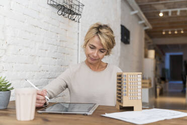 Reife Frau arbeitet am Schreibtisch in einem Architekturbüro - AFVF05631