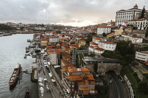 Portugal, Porto, Stadt am Fluss in der Abenddämmerung - LJF01387