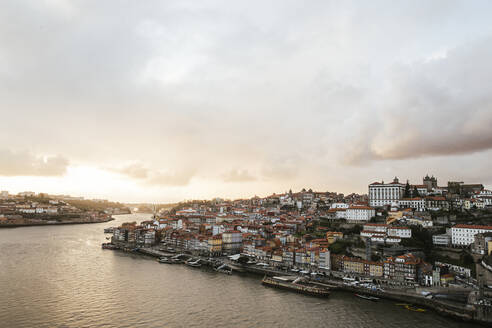 Portugal, Porto, Himmel über der Stadt am Flussufer bei Sonnenuntergang - LJF01388