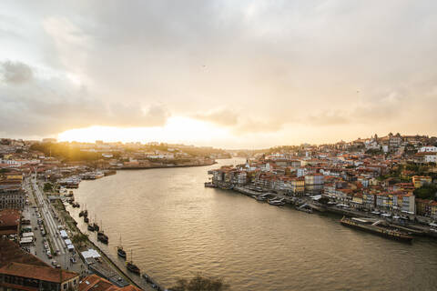 Portugal, Porto, Himmel über der Stadt am Flussufer bei Sonnenuntergang, lizenzfreies Stockfoto