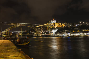 Portugal, Porto, Dom-Luis-I-Brücke und umliegende Gebäude der Stadt bei Nacht - LJF01392