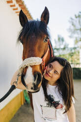 Teenager mit Down-Syndrom umarmt ihr Pferd - DCRF00135