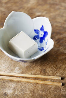 Nahaufnahme einer Schüssel mit Tofu auf einem Tisch in einem japanischen Restaurant. - MINF14155