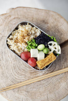 Nahaufnahme einer Auswahl vegetarischer japanischer Gerichte in einem Café. - MINF14216