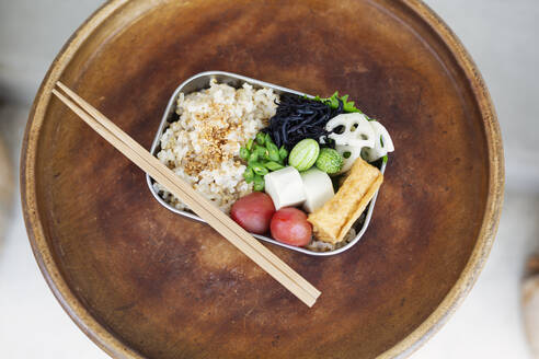 Nahaufnahme einer Auswahl vegetarischer japanischer Gerichte in einem Café. - MINF14219