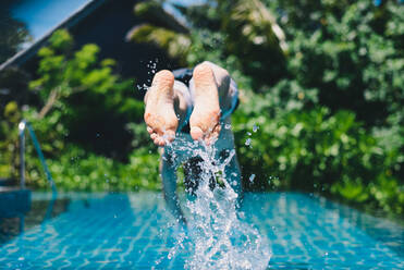 Person beim Tauchen im Schwimmbad - EYF00012