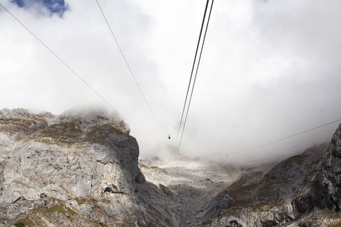 Kabel über felsiger Landschaft - EYF00023