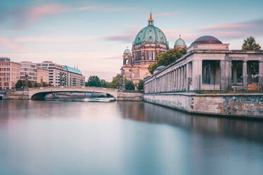 Fluss am Berliner Dom gegen den Himmel - EYF00052