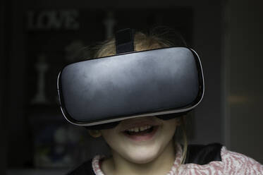 Nahaufnahme eines Mädchens, das einen Virtual-Reality-Stimulator trägt - EYF00060