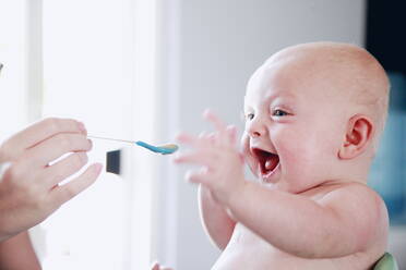 Nahaufnahme eines niedlichen Babys beim Essen - EYF00070