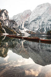 Scenic View Of Lake By Snowcapped Mountains gegen klaren Himmel - EYF00125