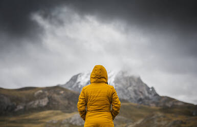 Rückansicht der Person gegen Berg und Himmel - EYF00127