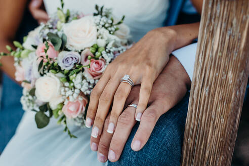 Midsection of Newlywed Couple Holding Hands In Wedding Ceremony - EYF00131