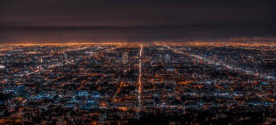 High Angle View Of beleuchteten Stadt gegen den Himmel bei Nacht - EYF00135