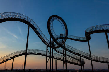 Low Angle View Of Rollercoaster gegen blauen Himmel - EYF00151