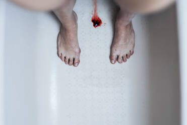 Direkt über dem Schuss von Blut inmitten der Frau in der Badewanne stehend - EYF00182