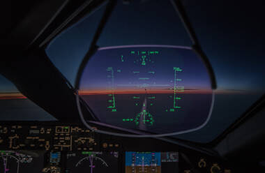 Blick aus dem Cockpit eines Flugzeugs - EYF00229